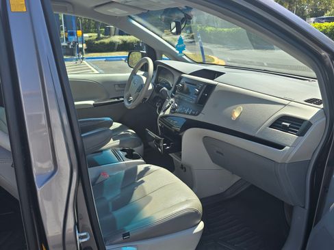 Used 2014 Toyota Sienna LE image 9
