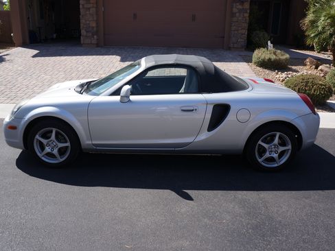 Used 2002 Toyota MR2 image 2