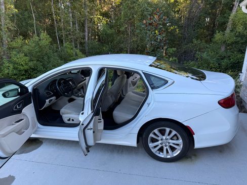 Used 2015 Chrysler 200 Limited w/ Convenience Group image 5