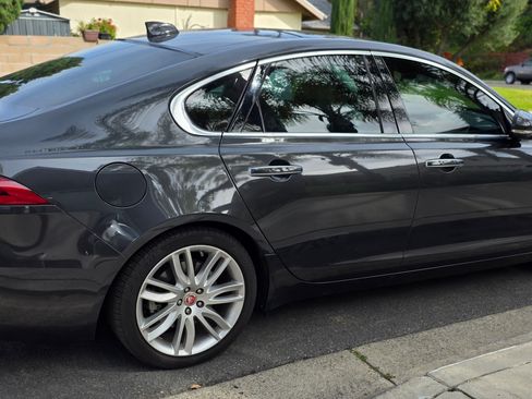 Used 2022 Jaguar XF SE image 1