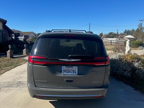 Used 2022 Chrysler Pacifica Limited image 2