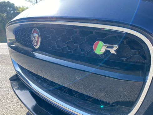 Used 2016 Jaguar F-TYPE R image 17