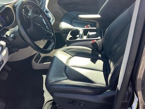 Used 2019 Chrysler Pacifica Touring-L image 10