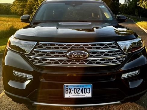 Used 2024 Ford Explorer Limited RWD image 2
