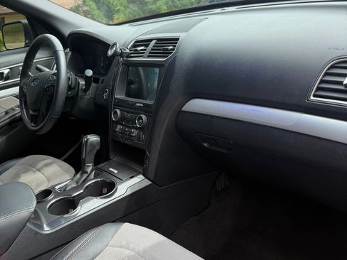 Used 2017 Ford Explorer XLT w/ Equipment Group 202A FWD image 8