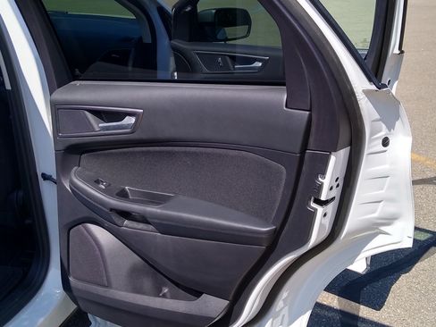 Used 2019 Ford Edge SE image 14