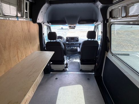Used 2019 Freightliner Sprinter 144 RWD image 17