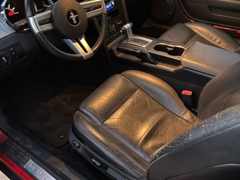 Used 2005 Ford Mustang Deluxe Convertible image 1