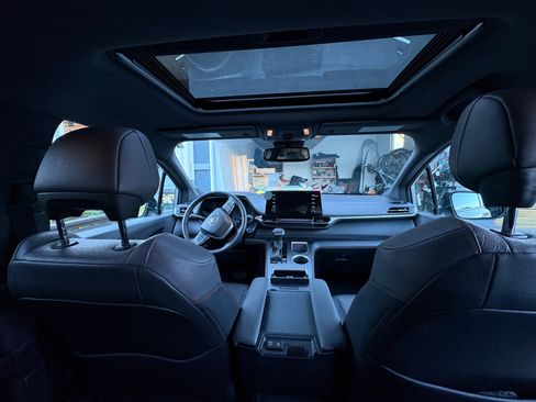 Used 2023 Toyota Sienna XSE image 2