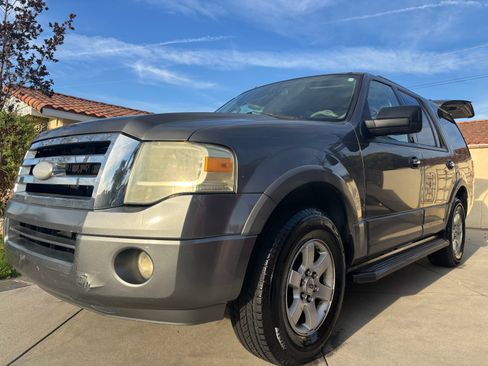 Used 2010 Ford Expedition XLT image 2