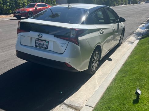 Used 2019 Toyota Prius L Eco w/ Carpet Mat Package image 17