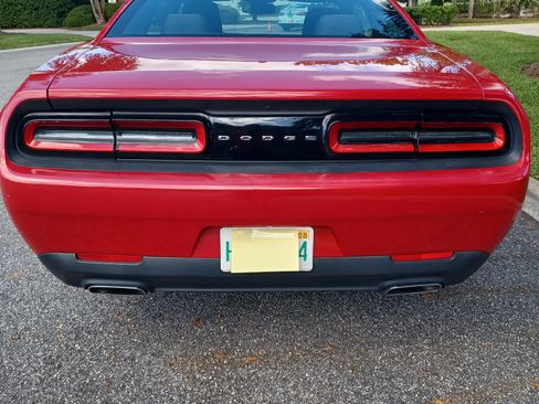 Used 2015 Dodge Challenger SXT image 6