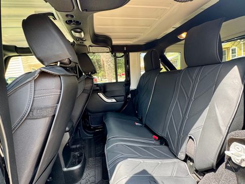 Used 2017 Jeep Wrangler Unlimited Sahara w/ Max Tow Package image 10