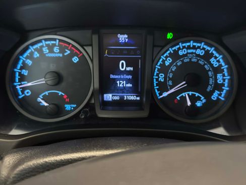 Used 2017 Toyota Tacoma TRD Sport w/ Tow Package (A/T) image 10