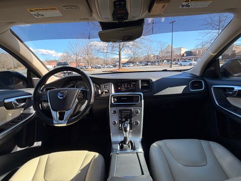 Used 2017 Volvo V60 T5 Platinum image 14
