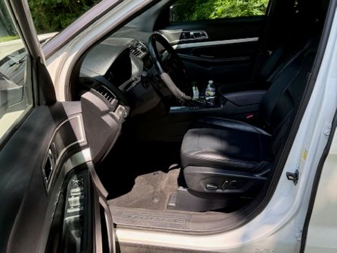 Used 2016 Ford Explorer XLT w/ Equipment Group 202A image 8