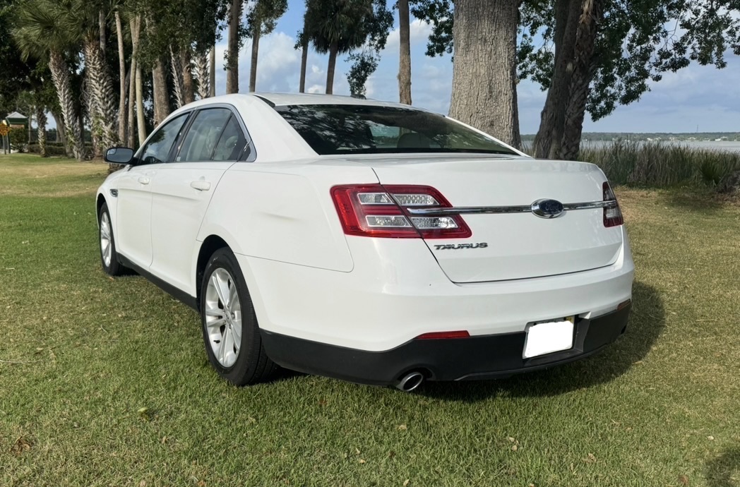 Used 2018 Ford Taurus SE FWD image 1