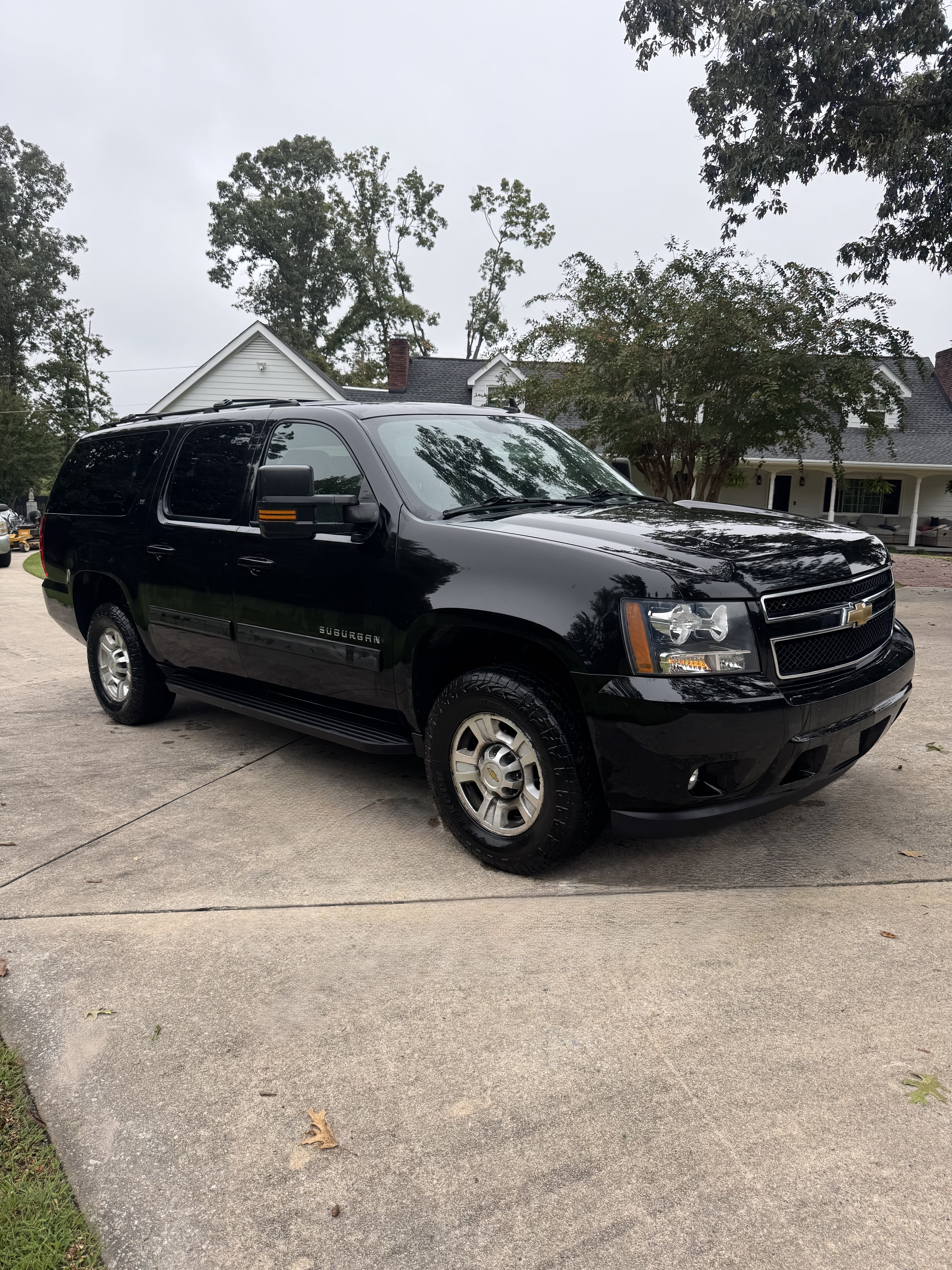 Used 2011 Chevrolet Suburban 2500 LT w/ Luxury Package AWD/4WD image 2