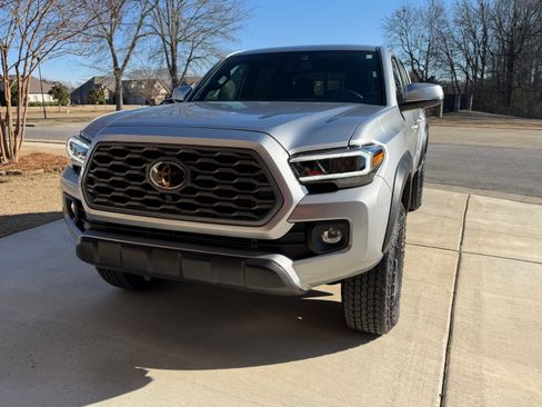 Used 2023 Toyota Tacoma TRD Off-Road w/ Advanced Technology Package image 8