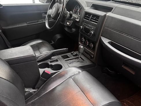 Used 2012 Jeep Liberty Sport image 5