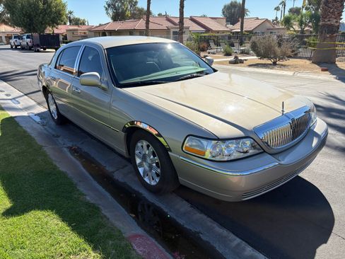 Used 2010 Lincoln Town Car Signature Limited image 6