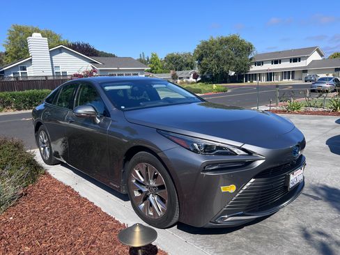 Used 2021 Toyota Mirai image 1