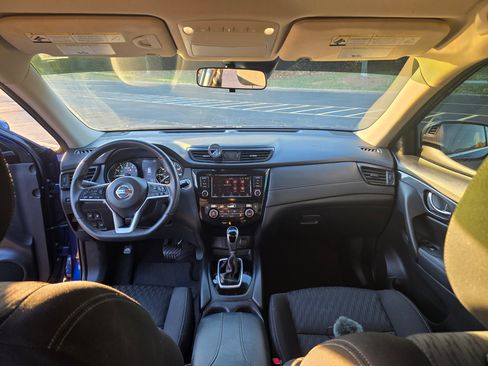 Used 2020 Nissan Rogue SV image 9