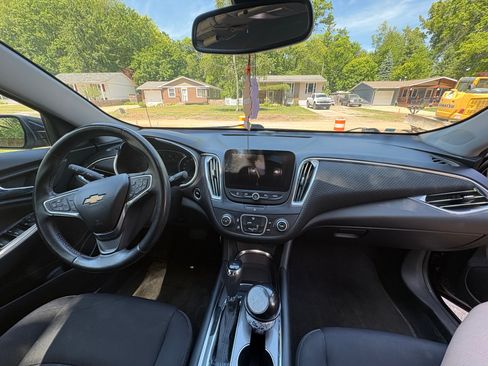 Used 2017 Chevrolet Malibu LT FWD image 10