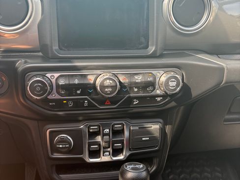 Used 2019 Jeep Wrangler Unlimited Sahara AWD/4WD image 11