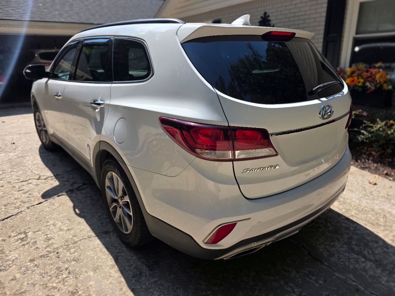 Used 2017 Hyundai Santa Fe SE FWD image 2