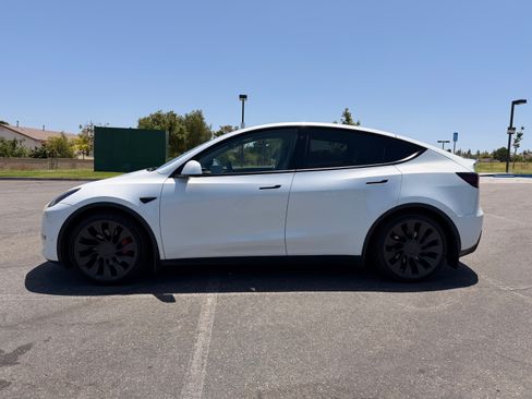 Used 2022 Tesla Model Y Performance AWD/4WD image 2