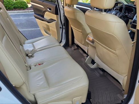 Used 2018 Toyota Highlander XLE image 17