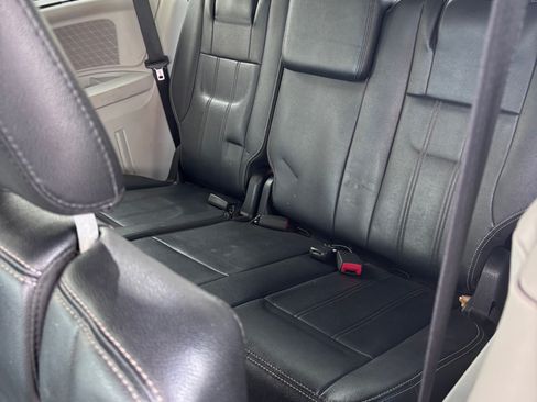 Used 2016 Chrysler Town & Country Touring w/ Driver Convenience Group image 11