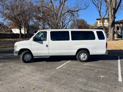 Used 2013 Ford E-350 and Econoline 350 XLT image 4