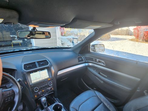 Used 2017 Ford Explorer XLT w/ Equipment Group 202A image 5
