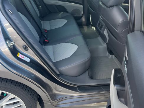 Used 2018 Toyota Camry XLE image 8