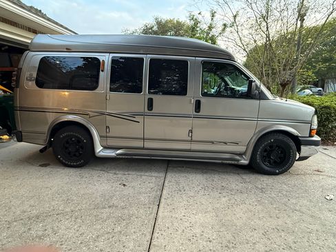 Used 2004 Chevrolet Express 1500 image 2