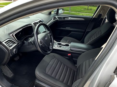 Used 2019 Ford Fusion SE FWD image 2