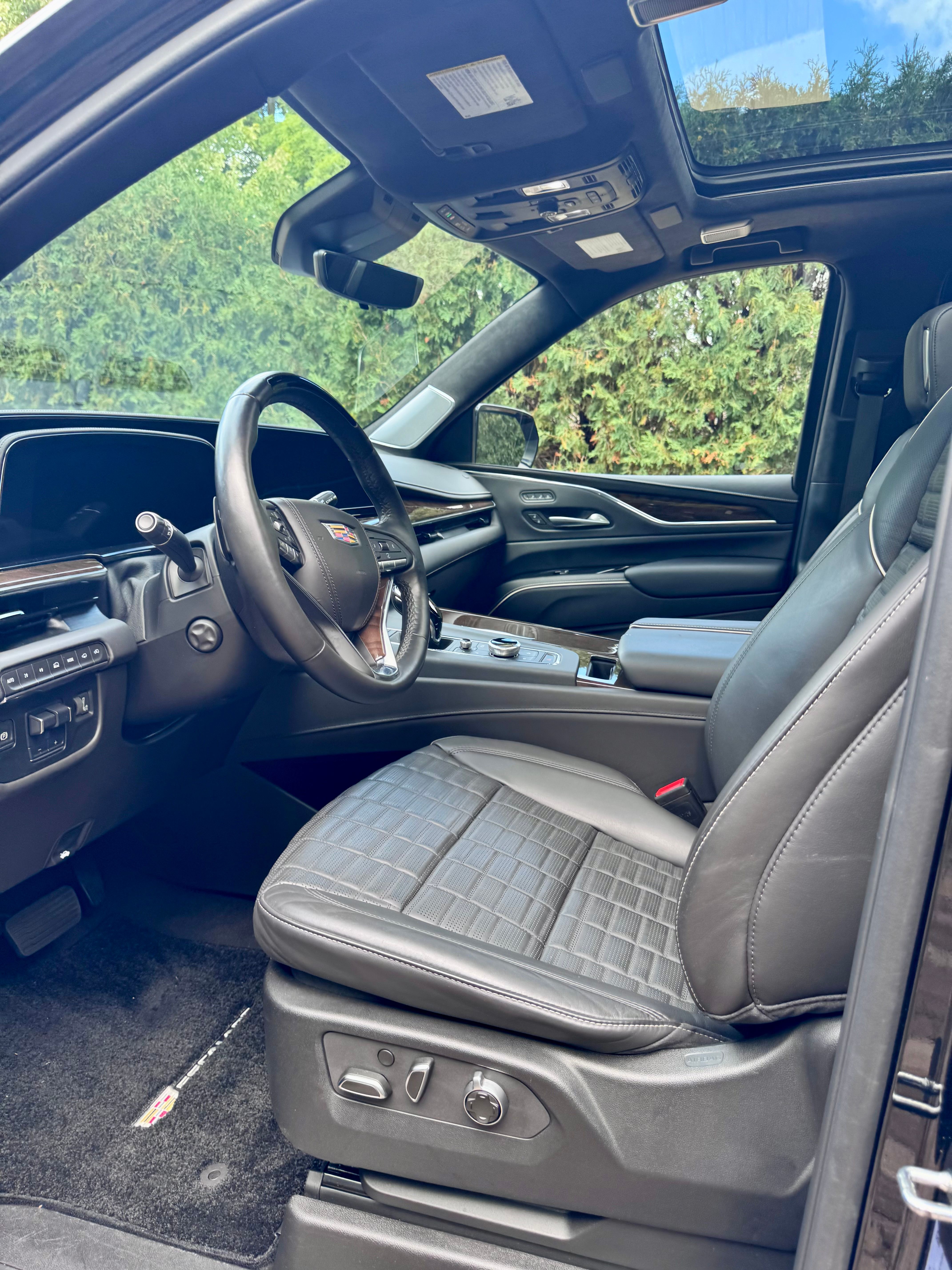Used 2024 Cadillac Escalade Sport Platinum w/ LPO, ONYX Package AWD/4WD image 9