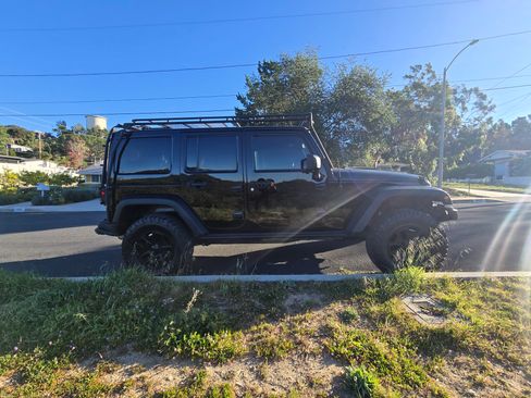 Used 2013 Jeep Wrangler Unlimited Sahara image 9