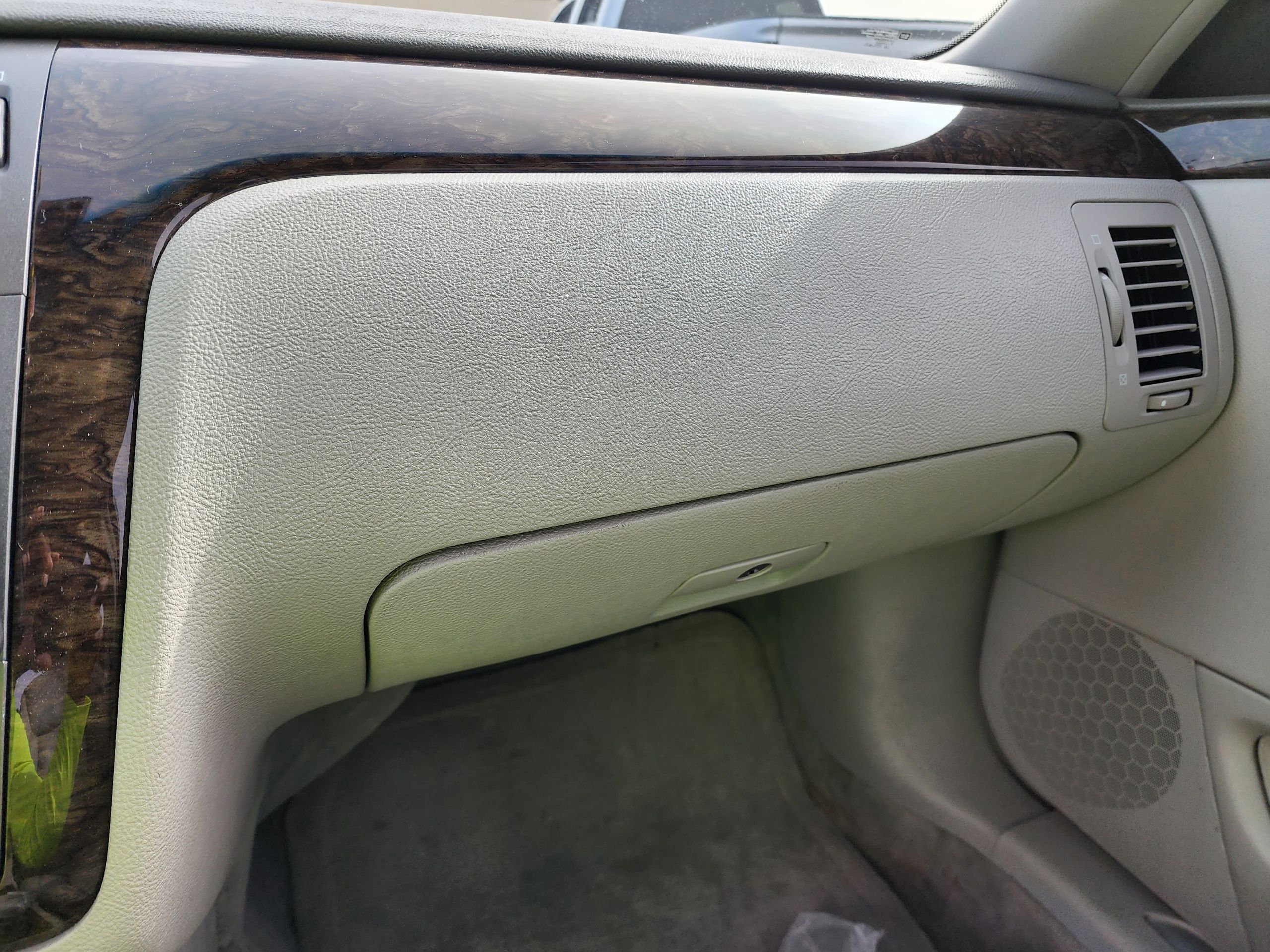 Used 2008 Cadillac DTS w/ Sun And Navigation Package FWD image 9