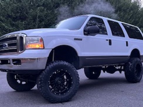 Used 2005 Ford Excursion XLT image 1
