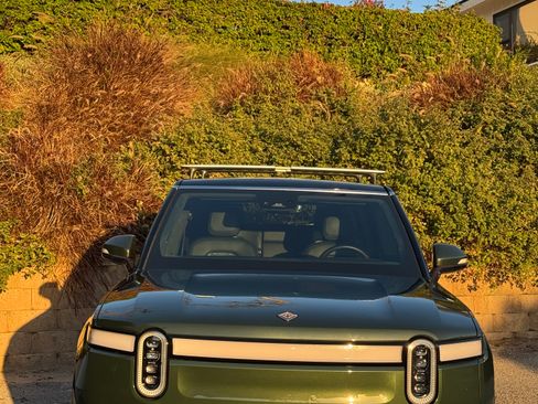 Used 2022 Rivian R1S Launch Edition image 2