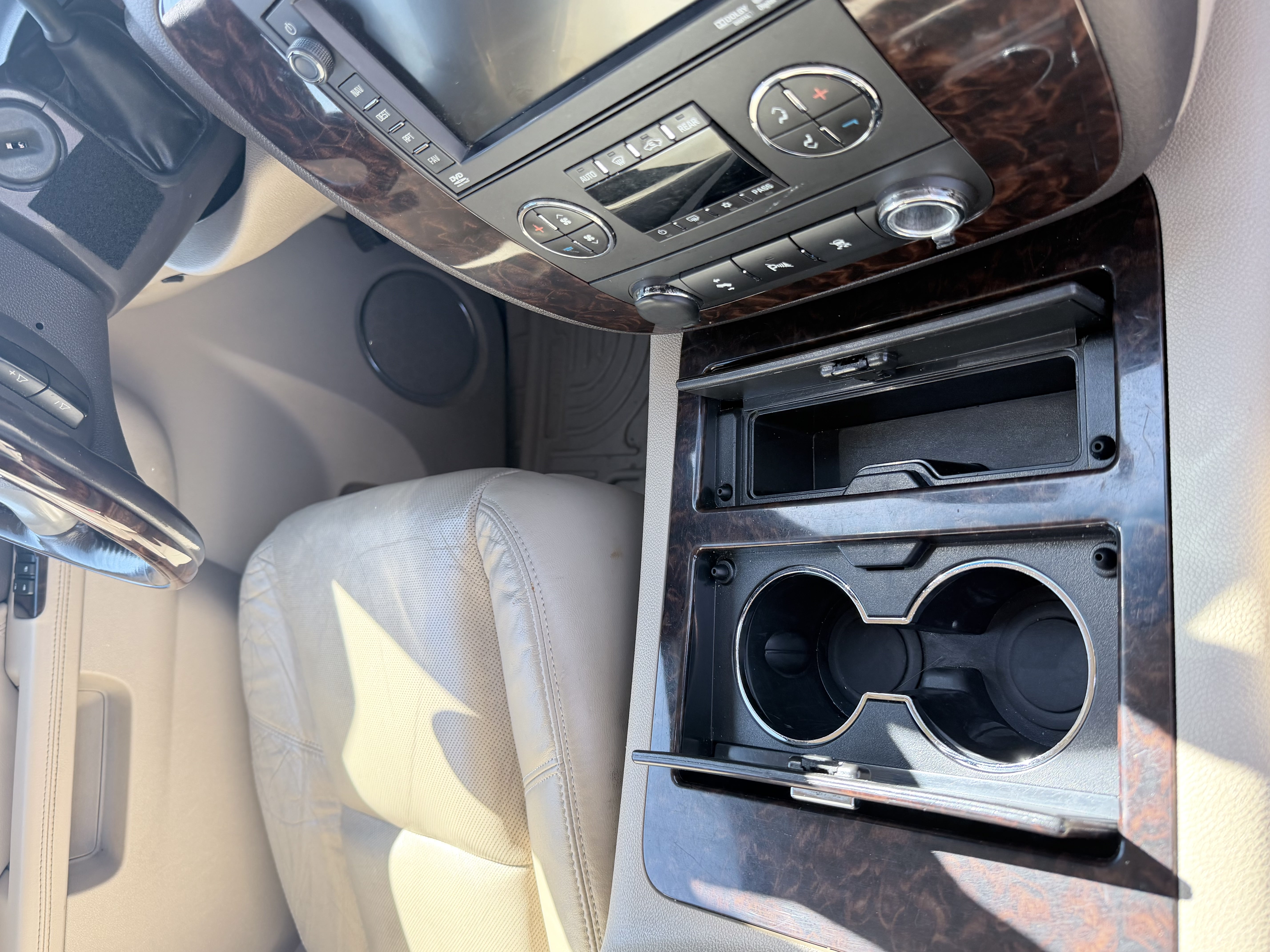 Used 2011 GMC Yukon XL Denali AWD/4WD image 12