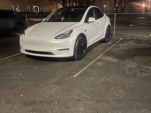 Used 2022 Tesla Model Y Long Range AWD/4WD image 1