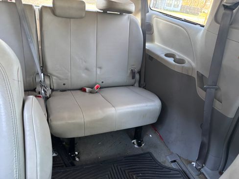 Used 2011 Toyota Sienna Limited image 16