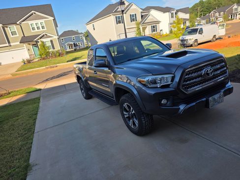 Used 2016 Toyota Tacoma TRD Sport w/ Towing Package image 4