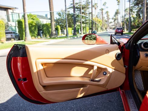 Used 2012 Ferrari California image 21