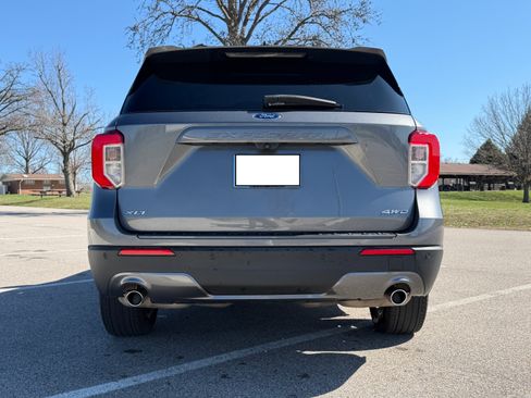 Used 2022 Ford Explorer XLT w/ Equipment Group 202A image 9