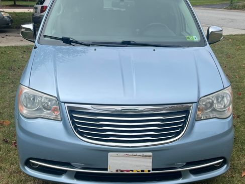Used 2013 Chrysler Town & Country Touring-L w/ Driver Convenience Group image 4